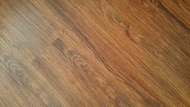 Finální úprava renovované dřevěné podlahy